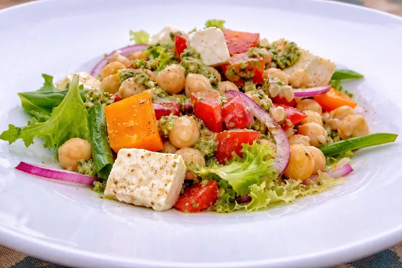 Ensalada fresca con garbanzos y feta en Rasa