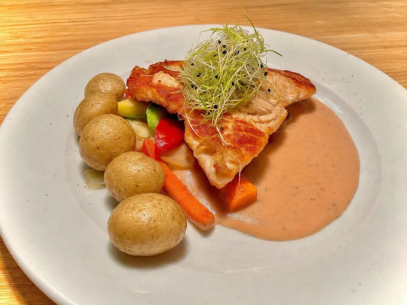 Salmón con papas canarias en Rasa, Las Canteras